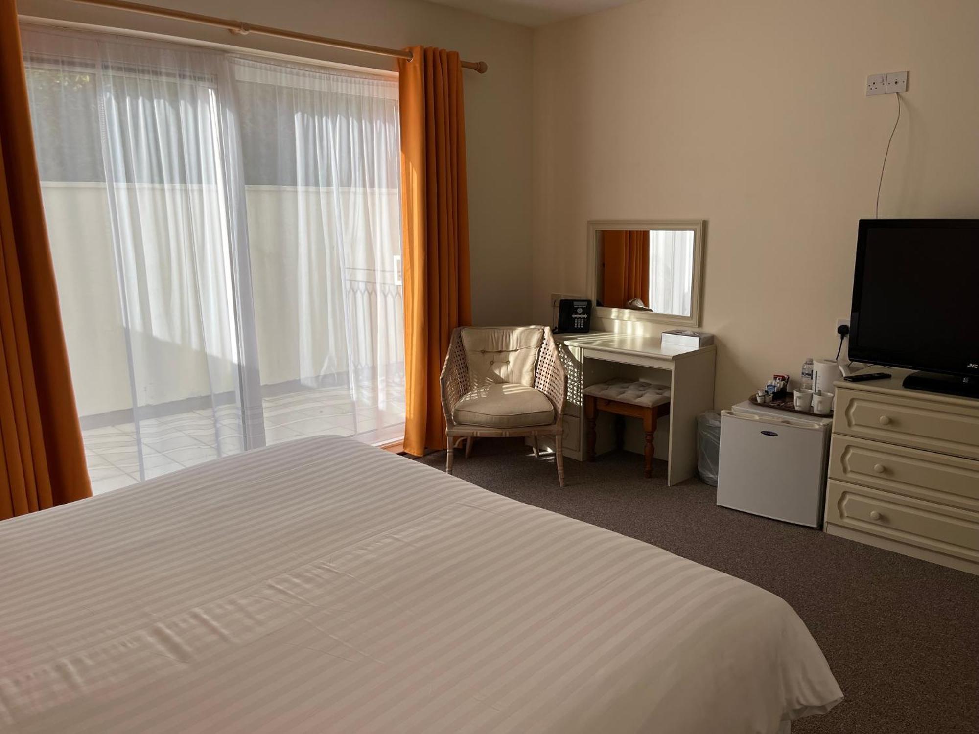 The Prince Of Wales Hotel St Ouen's Exteriör bild